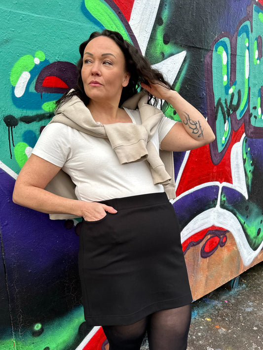 Musta joustava minihame taskuilla