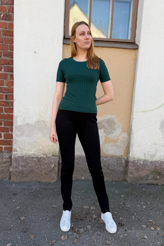 Into long mustat housut edestä