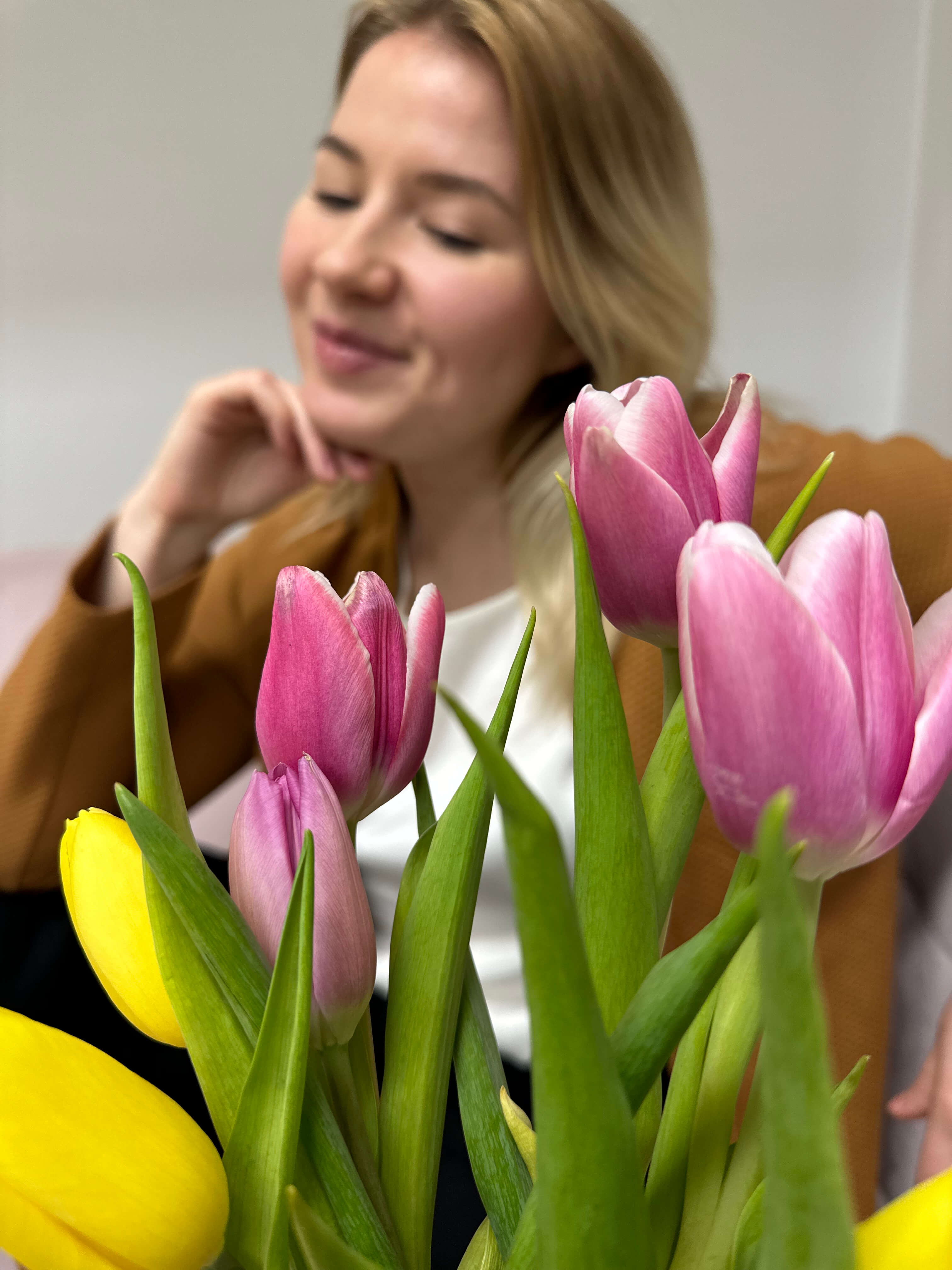 tulppaanit ja malli naistenpäivä banneri