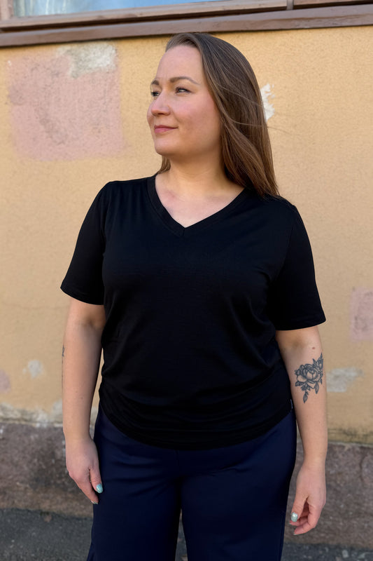 Ainoa - t-paita V-pääntie, musta