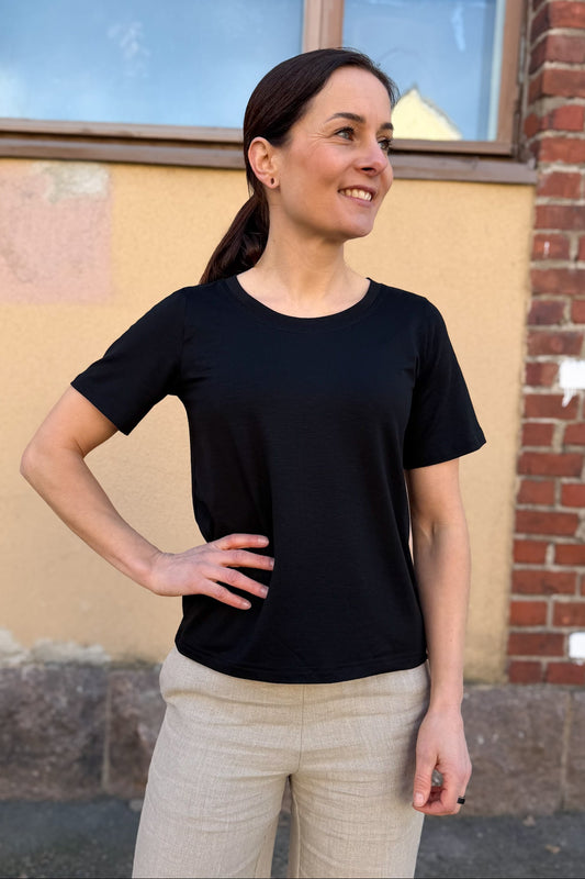 Ainoa - t-paita O-pääntie, musta